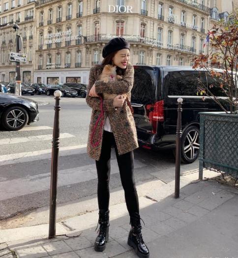 葛天真会“博眼球”，格子西装配紧身裤凹出大长腿，这身材罕见