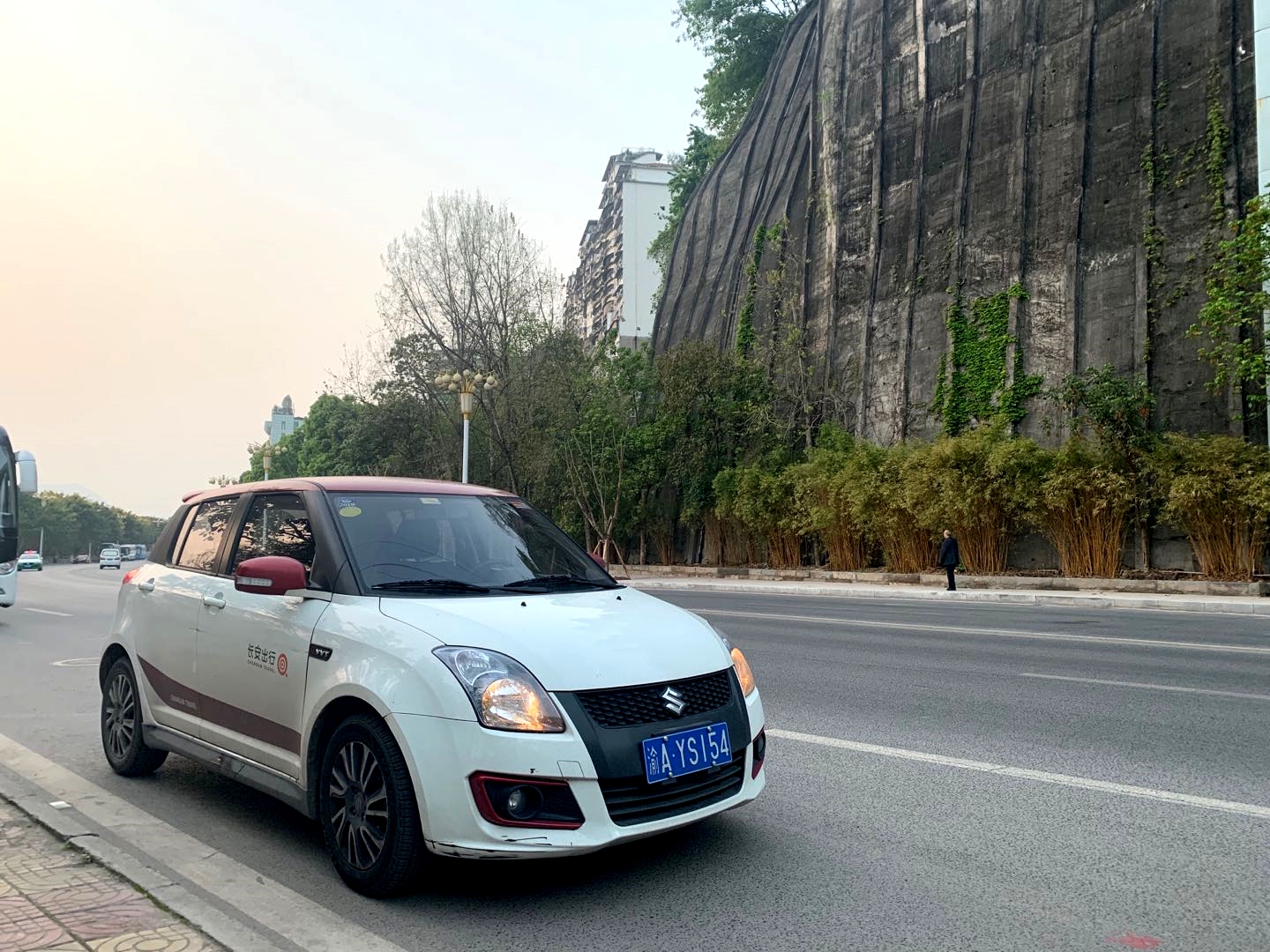 海外试驾2021款铃木雨燕运动版,铃木雨燕动力足颜值高代步首选车