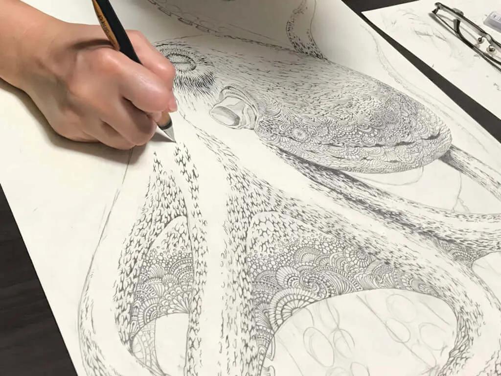 她被称为“刀王”，凭一把破刀，一张破纸，作品征服了全世界