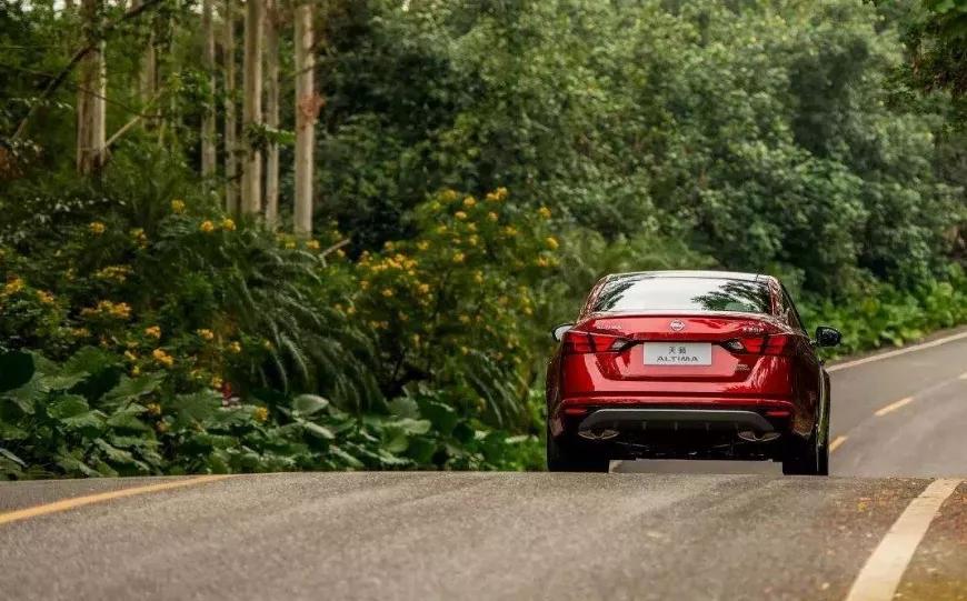 更快、更年轻，它还是那个熟悉的“大沙发”吗？|试驾第七代天籁