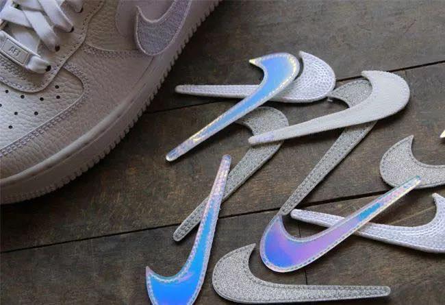 有许多配件的球鞋,拥有这些神器球鞋怎么会洗不干净