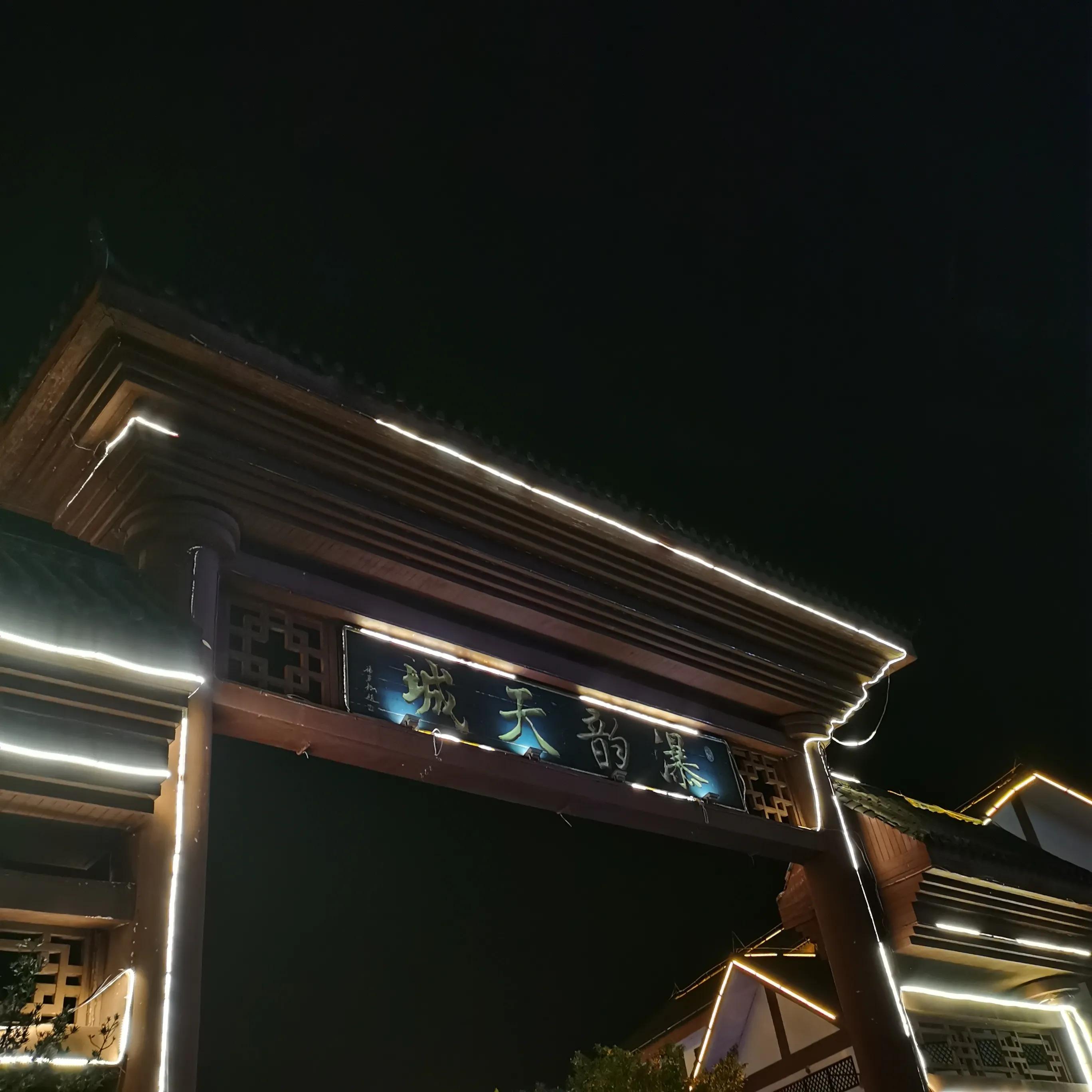 向南方和向北方,登上山顶看美景贵州黄果树瀑布