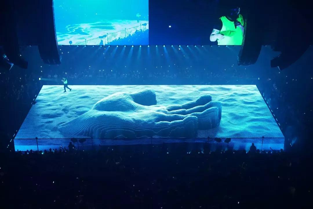 新媒体时代的沉浸式舞台设计,极简主义舞台设计