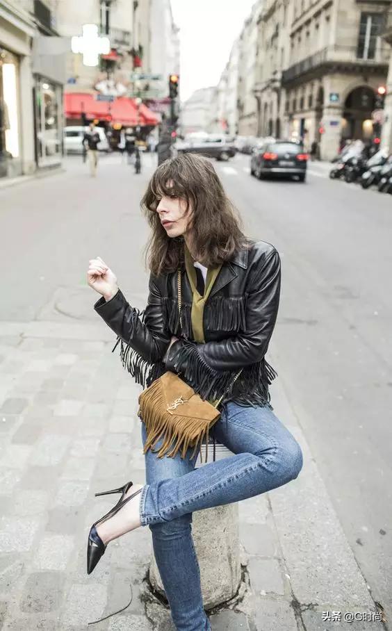 穿宽松皮衣配一身黑又酷又洋气 (皮衣搭配牛仔裤显瘦又时髦)