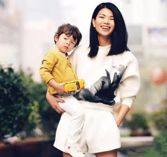 这位超模以“丑”出名,嫁法国富豪老公生帅儿子,38岁红遍全球