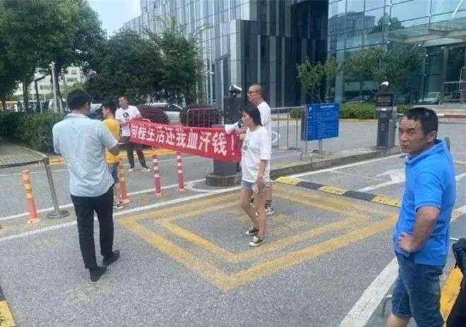 负债上亿老总下跪道歉原视频,上亿资产老板破产成老赖下跪