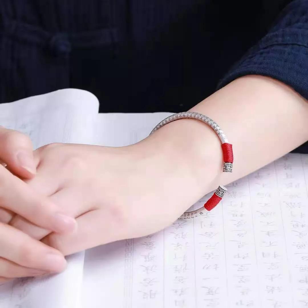 戴银首饰皮肤黑了怎么回事,现在的银首饰为什么那么亮