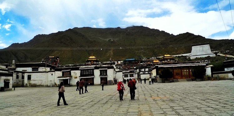 藏区遍地乱要钱？其实助人为乐更多，扎什伦布寺常做善事