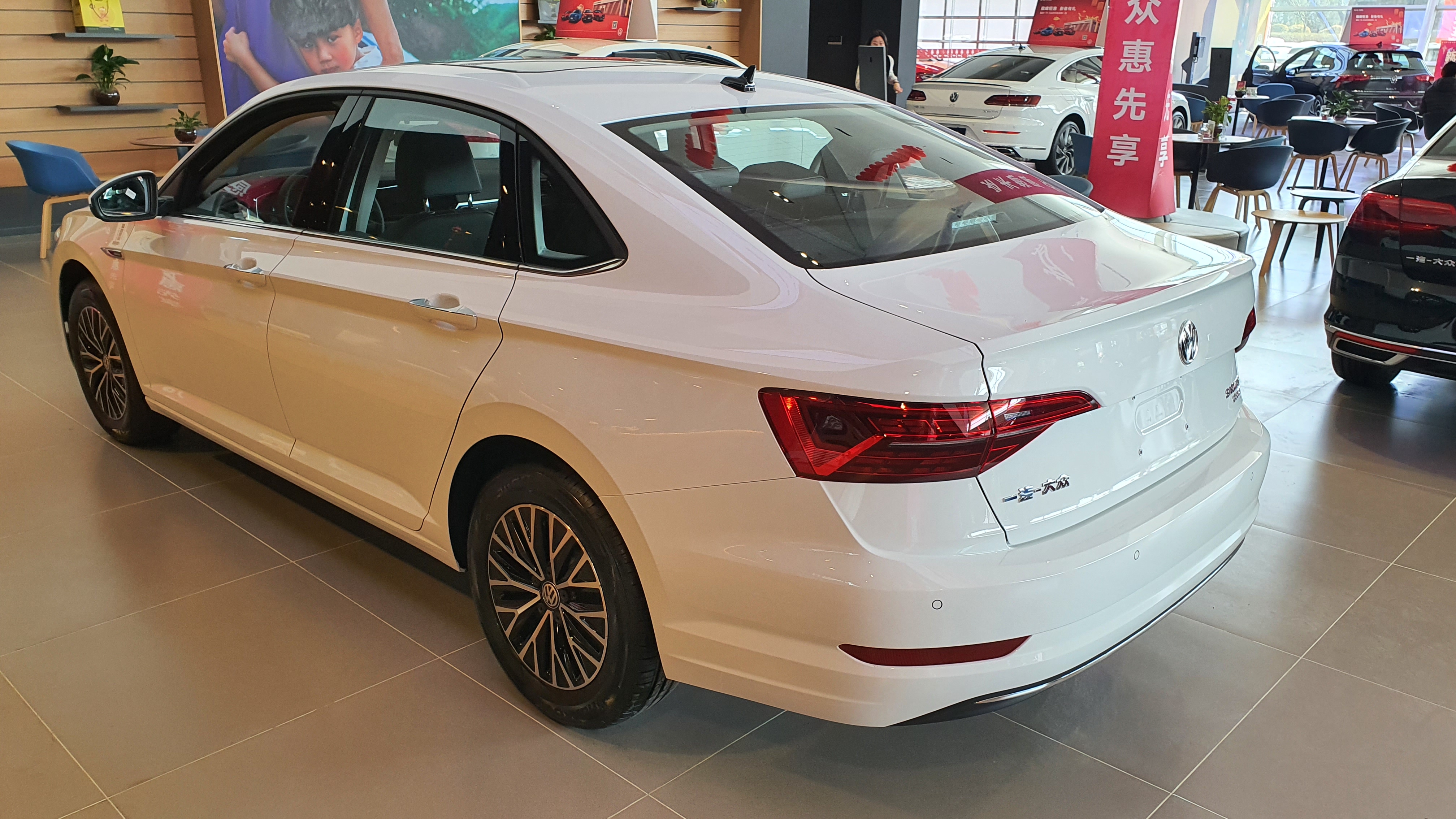 新款大众速腾1.5t最低配测评,2013款速腾自动1.6自吸的油耗多少