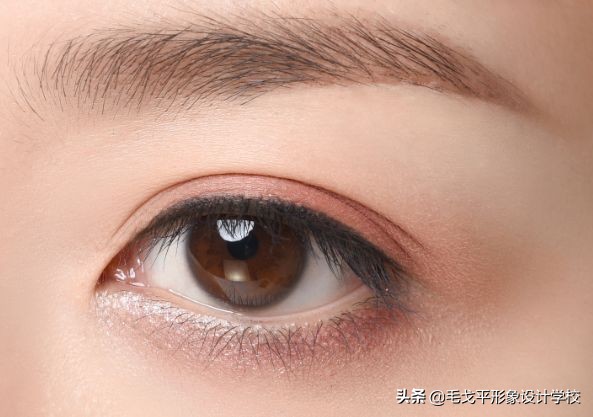 眼线一画上就晕染,眼线一画就成梯形