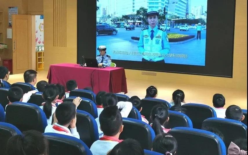 警花带你学交规哪4个时间要记住,警花带你学交规上学请走斑马线