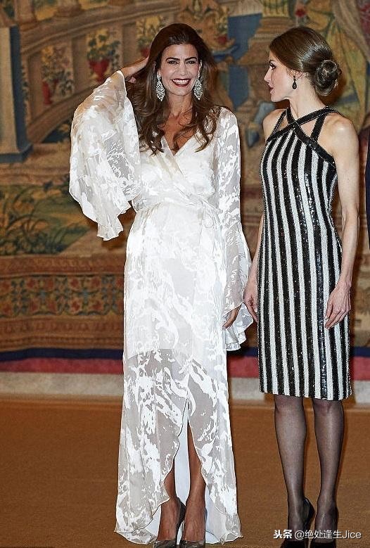 阿根廷第一夫人遇对手，穿真丝裙秀飘逸，却被西班牙王后比下去！