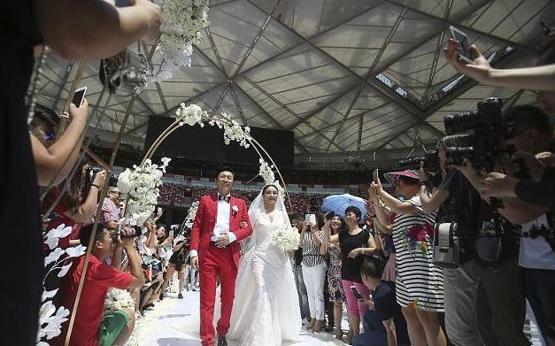 结婚宴席上婆婆羞辱亲家,婚礼上公婆看不起亲家直接打起来