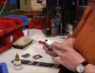 把锁锁上了怎么弄下来,锁怎么样是锁上的