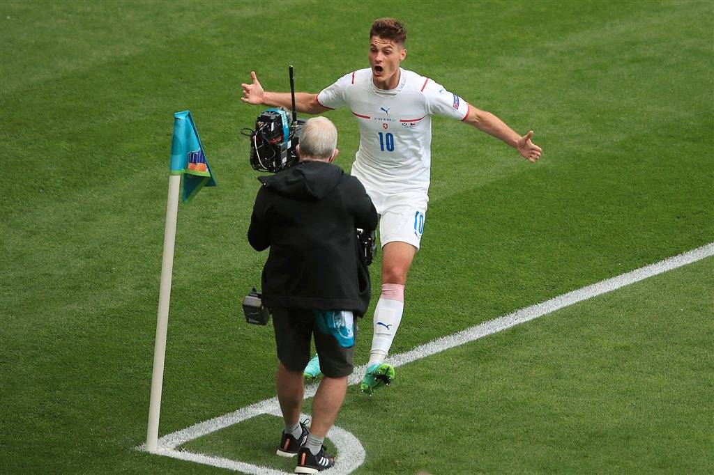 葡萄牙vs捷克c罗被五人包围,欧洲杯1/8决赛