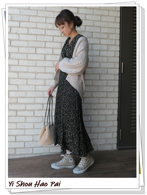 搭配休闲裙小黑鞋女款,连衣小黑裙搭配的小白鞋