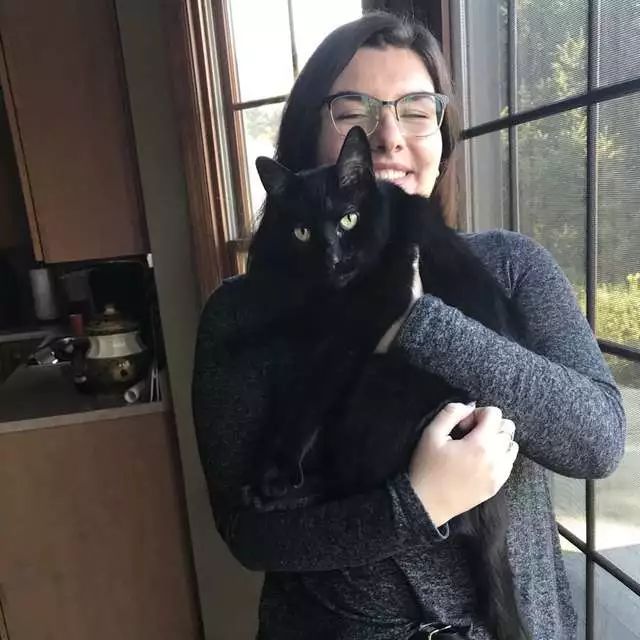 金毛犬去世猫咪舍不得它走,黑猫死后狗子伤心