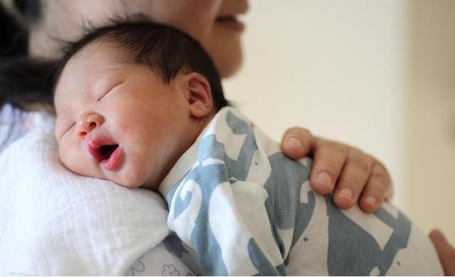 宝宝拍嗝时呛奶了,宝宝拍嗝后还吐奶