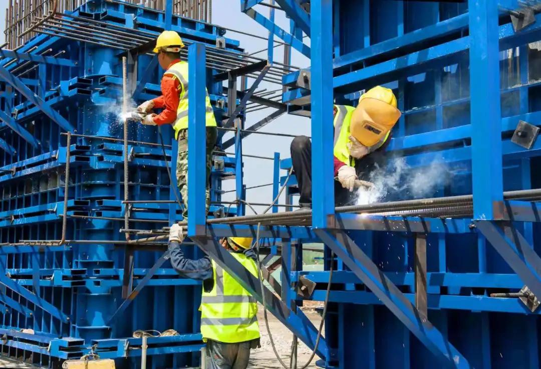 不惧高温坚守一线,无惧高温烤验坚守一线