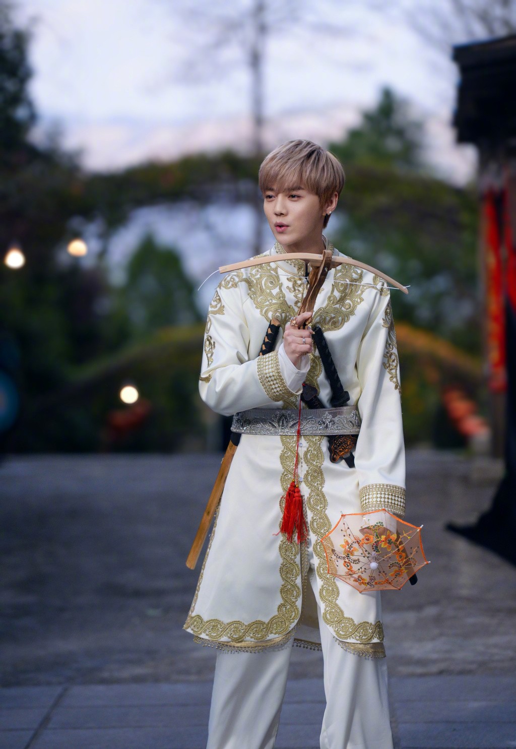 鹿晗穿过黑色运动鞋吗,鹿晗黑色装