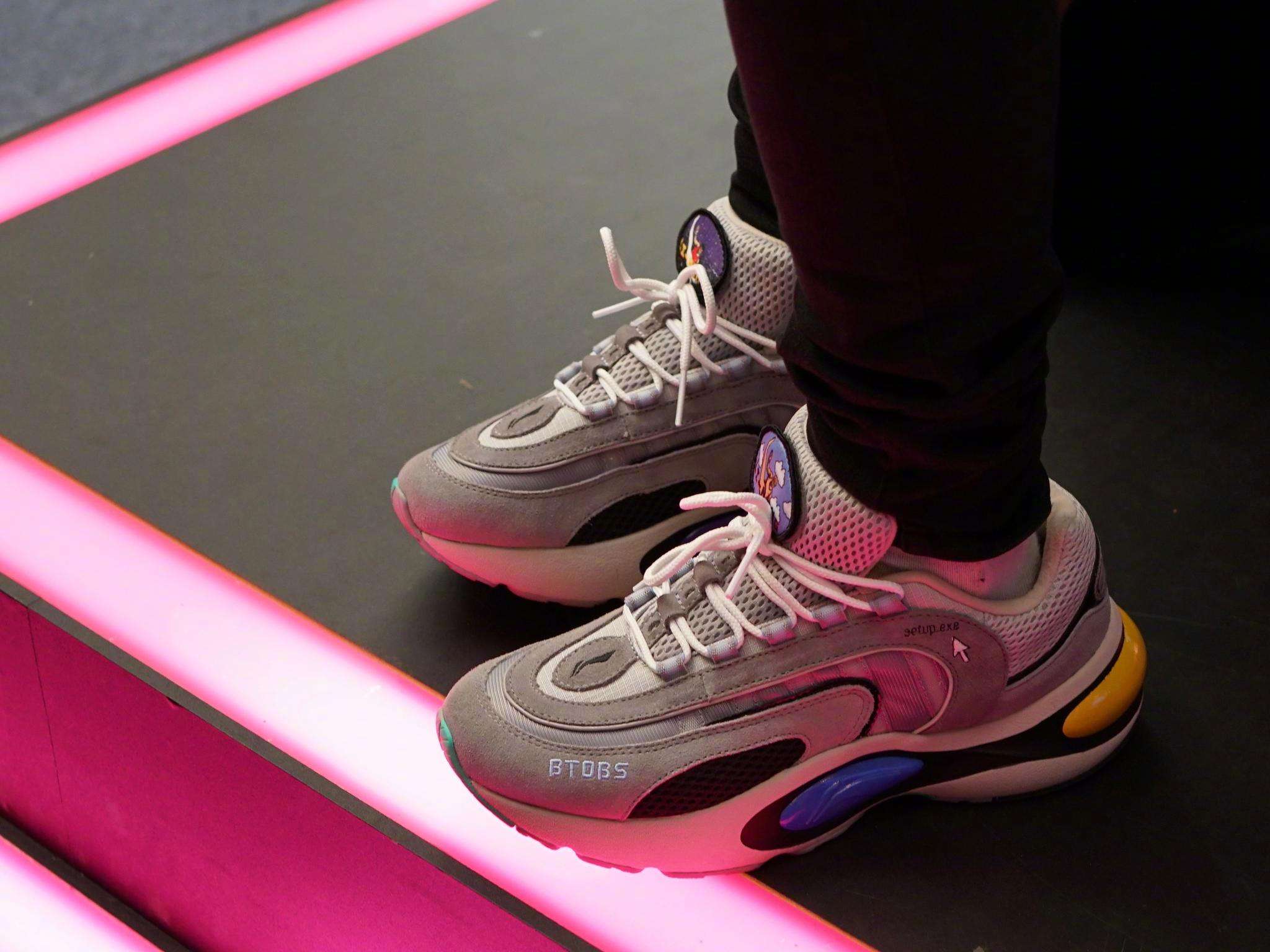 学生党李宁复古跑鞋,李宁v8球鞋测评