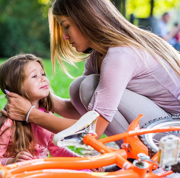 婴儿大哭摔倒你会怎么做,宝宝摔倒了哭了爸爸安慰