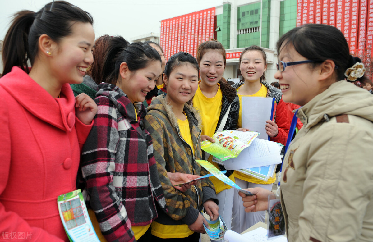 首都师范大学毕业生就业质量高，薪资待遇不低，可进重点高中教书