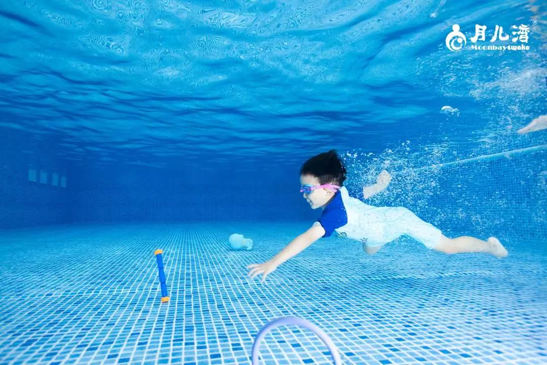 1岁宝宝游泳耳朵进水怎么解决,宝宝学游泳耳朵会进水吗