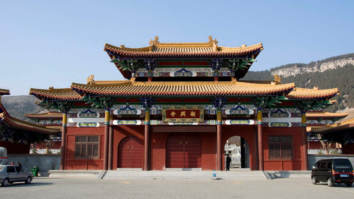 寺庙选址时他“开示天眼”,挖出金佛古碑,被视作观音菩萨的化身