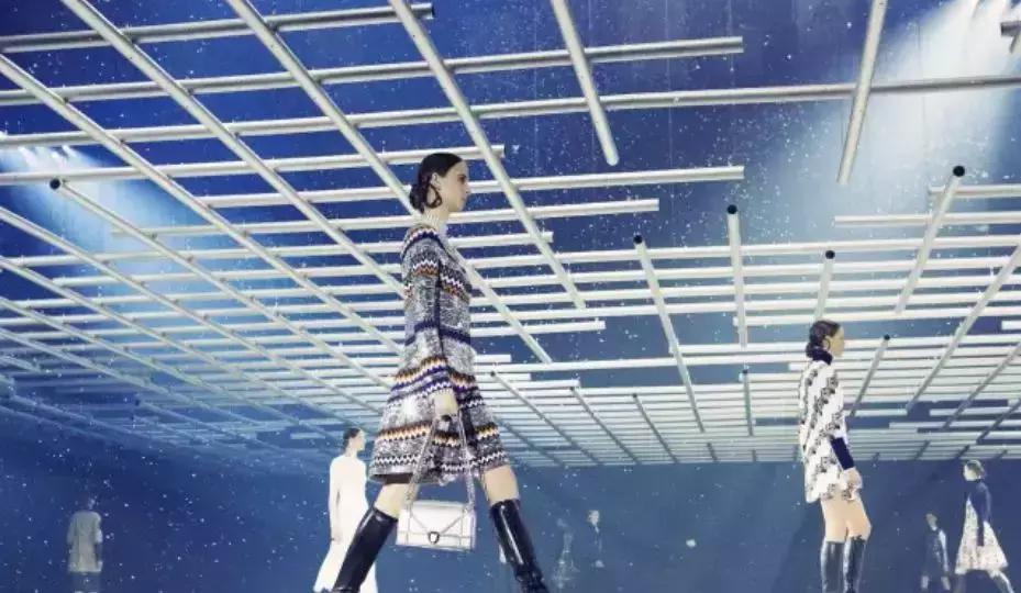 他十多年前设计的外套可以卖到33万，如今仍然享誉世界