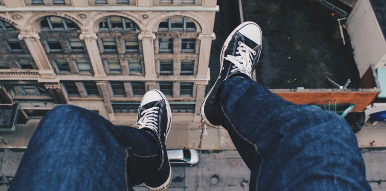 最适合搭配匡威的牛仔裤,红色高帮匡威搭白色牛仔裤韩系