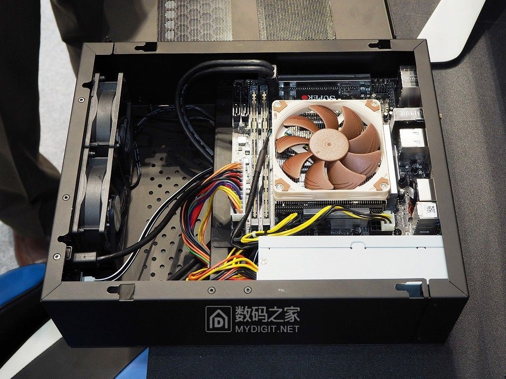 变换形态!超微展示可“拆分”迷你工作站CompactWorkstation