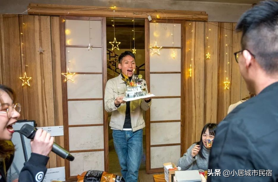 组队去火爆的玻璃屋民宿，星空下围炉火锅烧烤，唱k麻将，放烟花