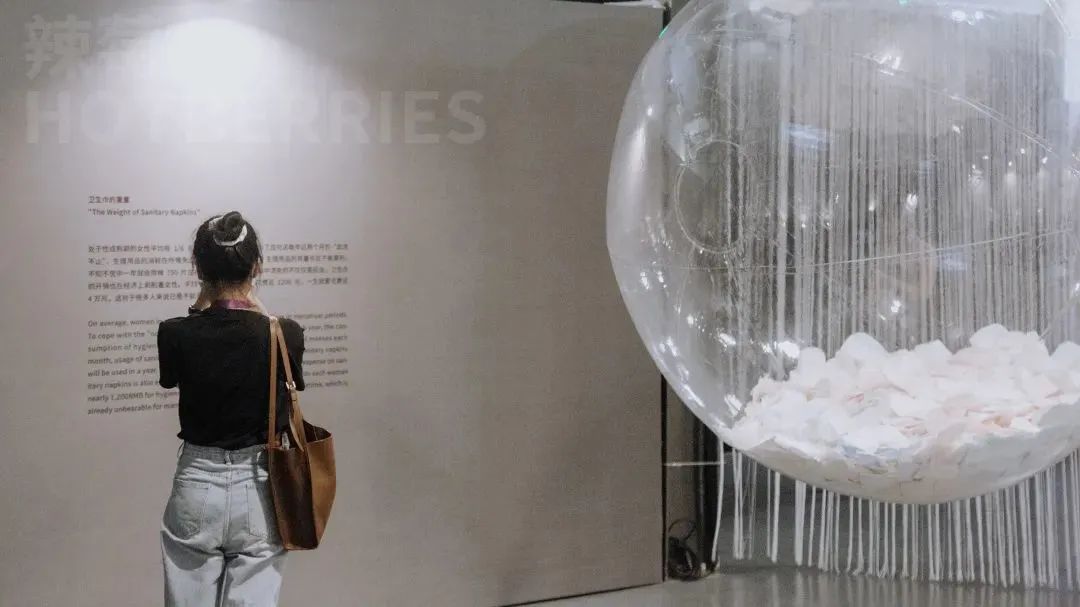 在家看*片A**被老妈撞见，她反手就带我去了个“18禁”场所