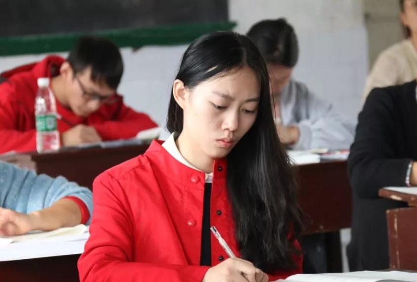 为什么现在报考教师的人少了,为什么报考教师资格证一直待审核