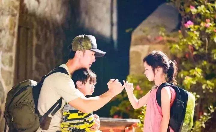 秦昊带米粒伊能静去餐厅,秦昊带女儿米粒伊能静演出