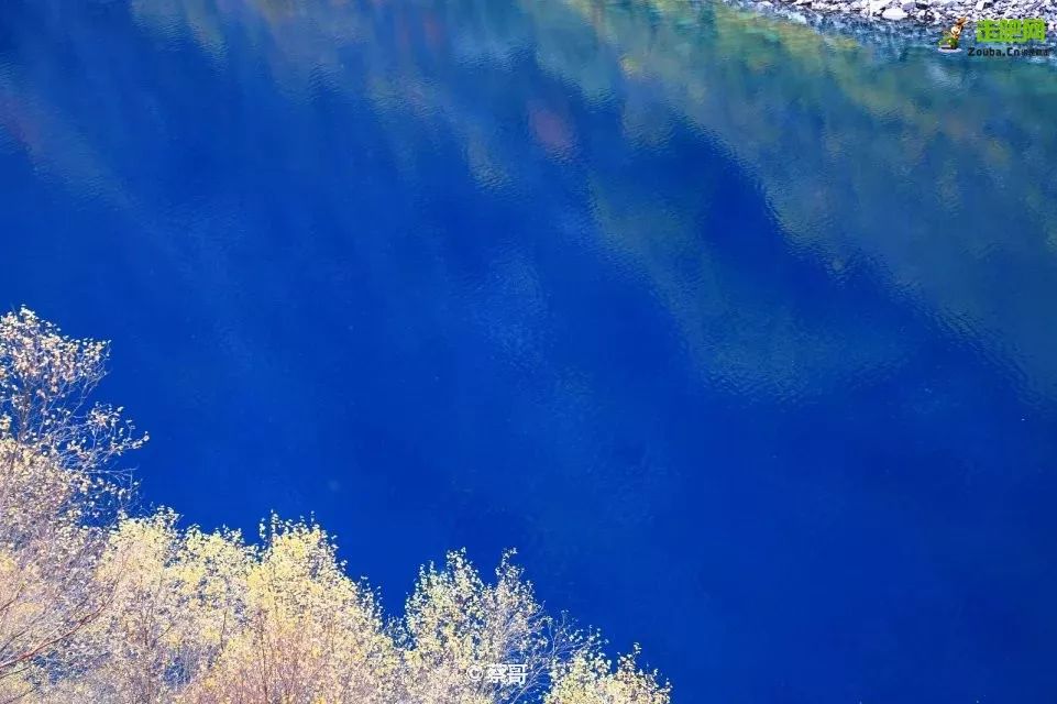 四川一条路途经全是石头的山,四川红叶一日游攻略