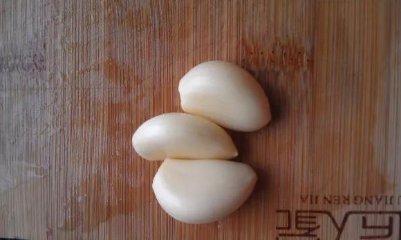 给雷龙鱼自制牛心汉堡,爱吃不混水