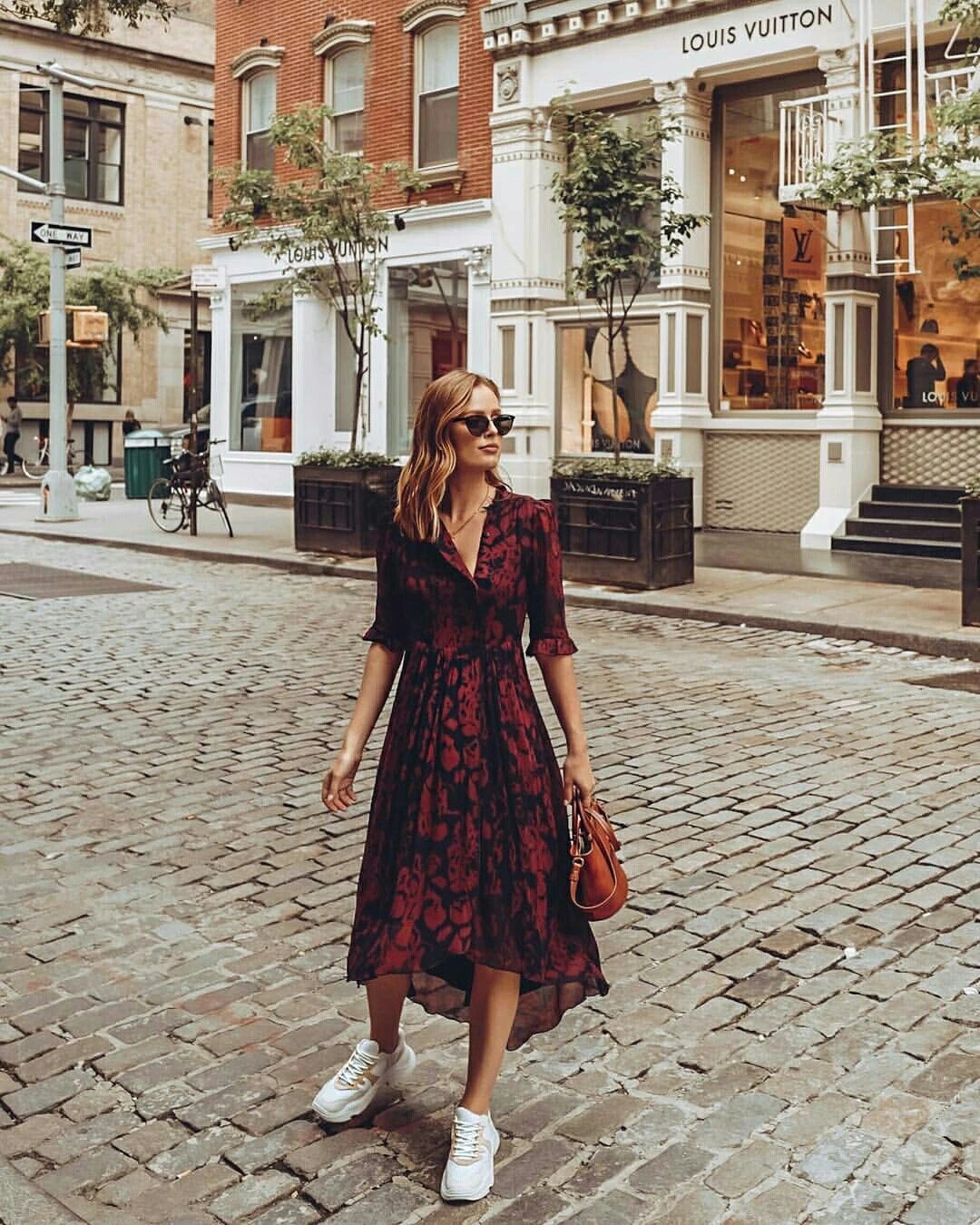 时尚流行减龄的穿法大码,运动鞋搭配裙装这种造型更加时髦