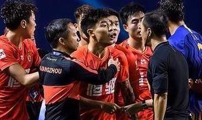 中超联赛出现废人动作,40岁老队长火气很大,卡帅坚决不护短