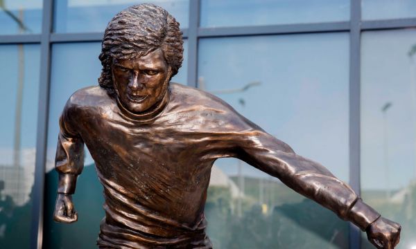 c罗在曼联有雕像吗,c罗的纪念雕像