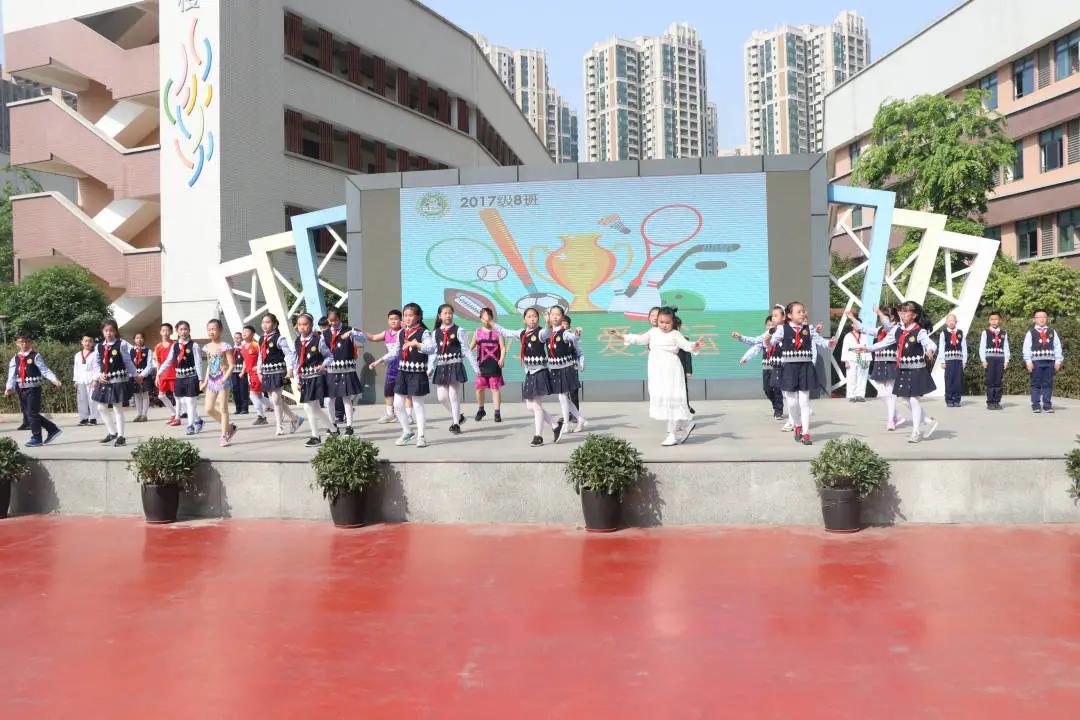 运动彰显活力,健康放飞梦想:天府四小四(8)中队*旗国**下讲话