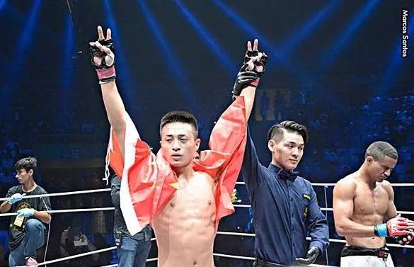 山东硬汉打美国拳手视频,山东硬汉暴打美国拳手