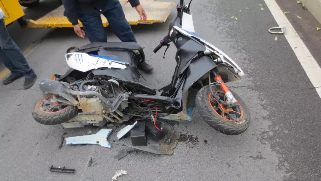 珠海横穿马路被撞飞后续,珠海一男子骑摩托车逆行身亡