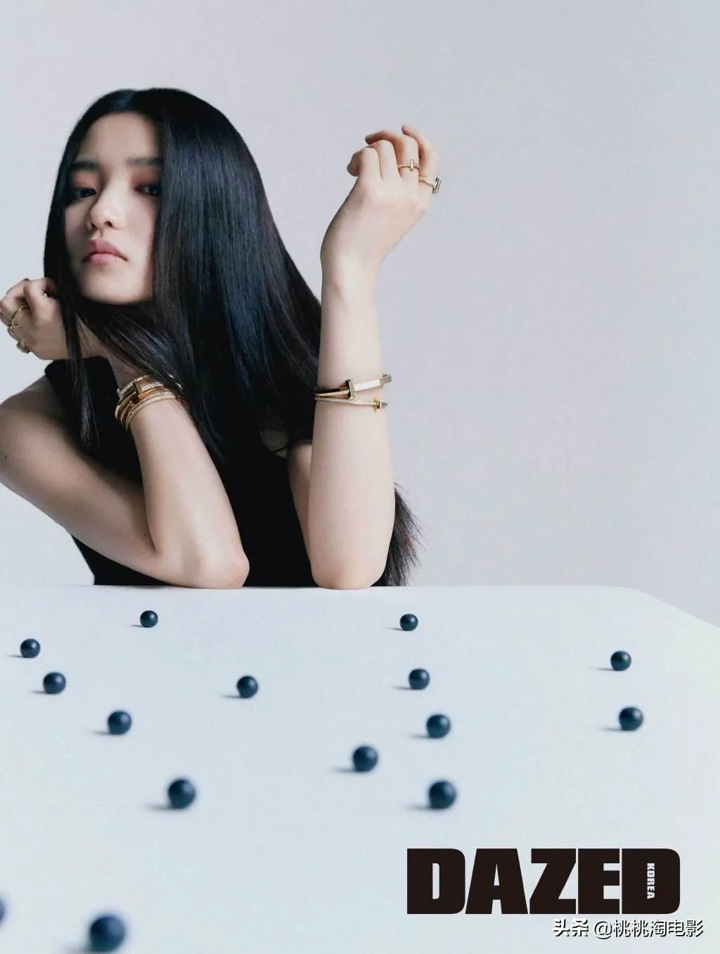 金泰梨杂志写真图文,女星金泰梨穿圣诞小鹿装跳舞