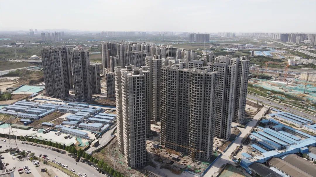 站在郑州这座烂尾楼下,抽了半小时烟