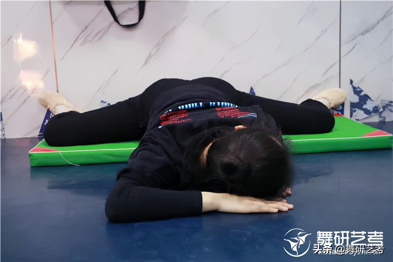 练了几个月横叉还是下不去,练了很久横叉就是下不去