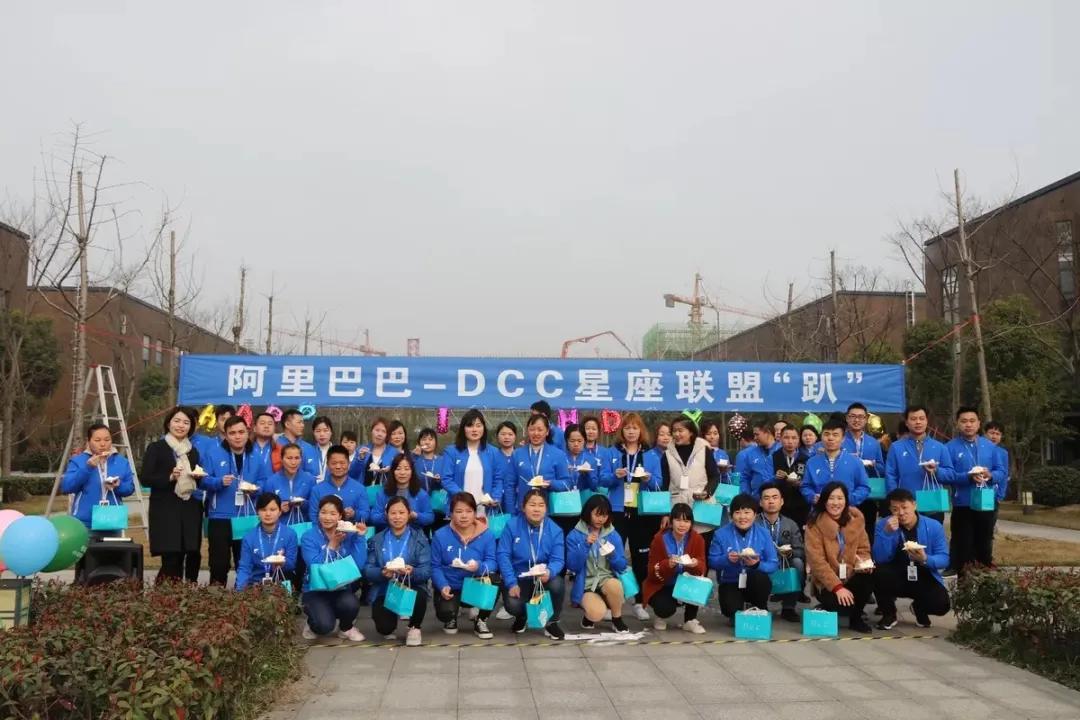 工厂车间夜间灯火辉煌,灯火通明的生产车间