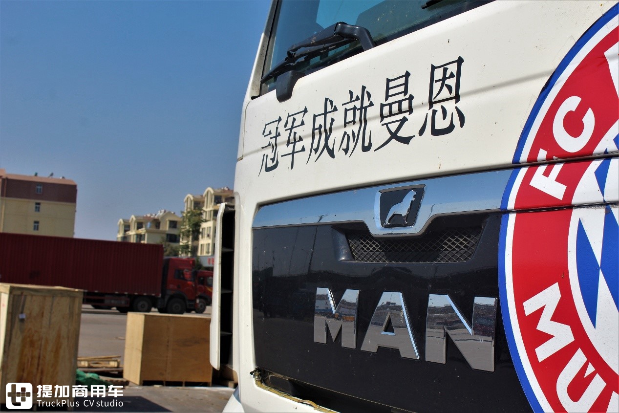 遇到一辆贴满“拜仁慕尼黑”球队元素的卡车，仔细一看竟大有来头
