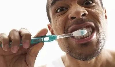 中医建议你喝这三种茶,口臭很尴尬医生教你6招去口气